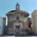 Nascosta fra una moderna sala ricevimenti e una cabina elettrica, a Mola di Bari si cela la piccola cappella della Madonna delle Grazie: un raro gioellino, visto che si tratta di una delle poche chiese italiane a pianta circolare